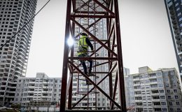 Kule vinç operatörü! Metrelerce yüksekte tek başına mesai yapıyor