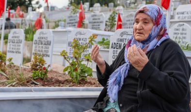 Depremde ailesinden 11 kişiyi kaybeden yaşlı kadın mezarlıktan ayrılamıyor
