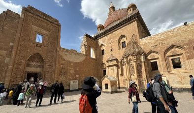Turistler rotayı İshak Paşa Sarayı’na çevirdi