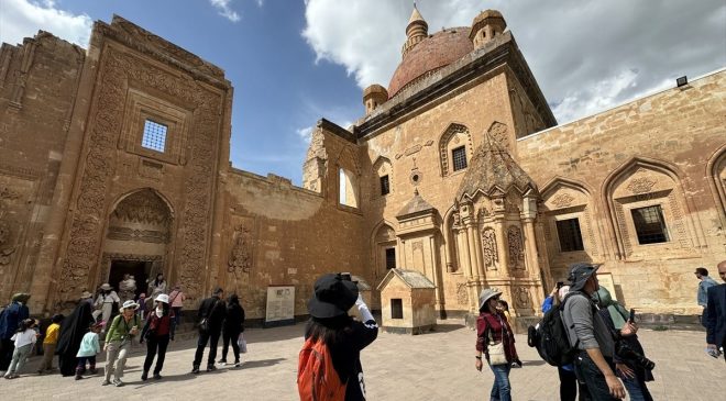 Turistler rotayı İshak Paşa Sarayı’na çevirdi