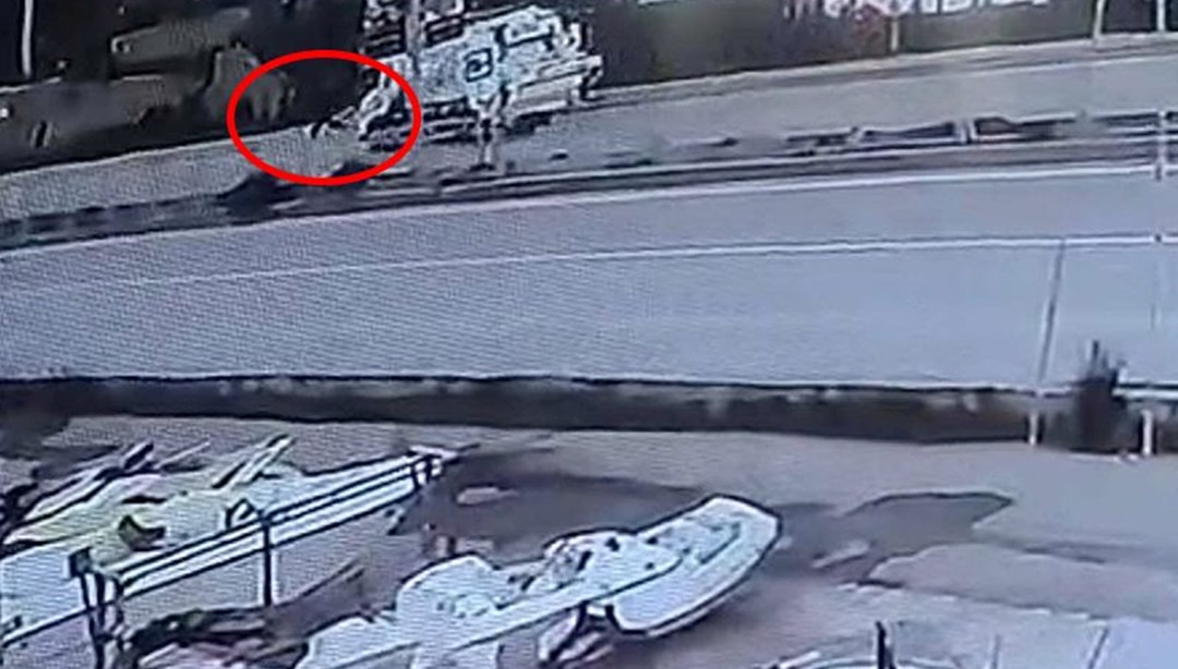 Havlayan köpekten kaçan gence çöp kamyonu çarptı
