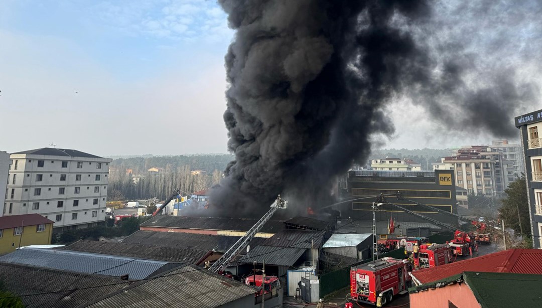 İstanbul’da lastik fabrikasında yangın: Müdahale sürüyor