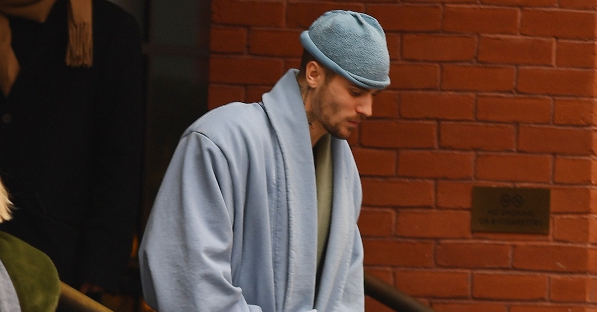 Justin Bieber ilginç stiline sokakta bornoz tercihini ekledi