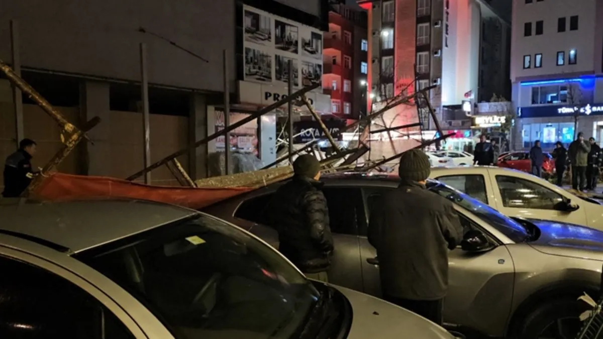 İskele araçların üzerine devrildi