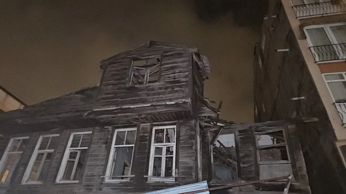 İstanbul’u lodos vurdu: Beyoğlu’nda bina çöktü